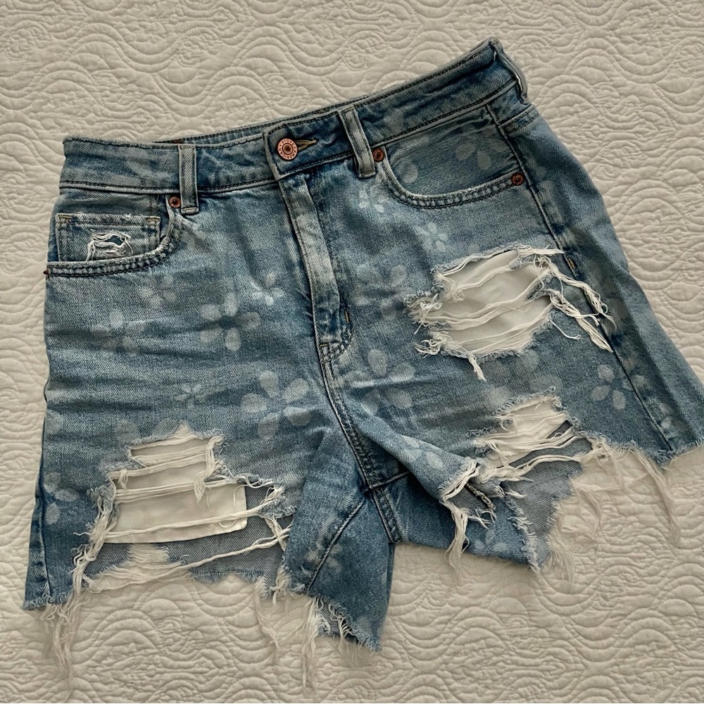 American Eagle Outfitters Distressed Denim Shorts Size 4 - Picture 16 of 16